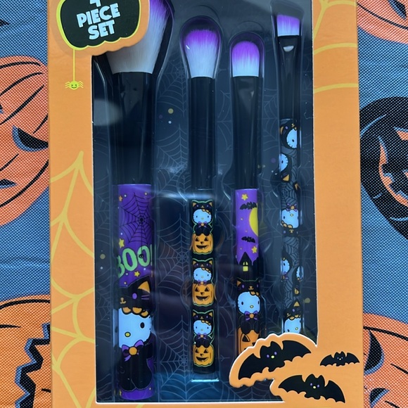Whisker Witches Unite: Hello Kitty Halloween Makeup Brush (4 pieces) - Picture 2 of 4